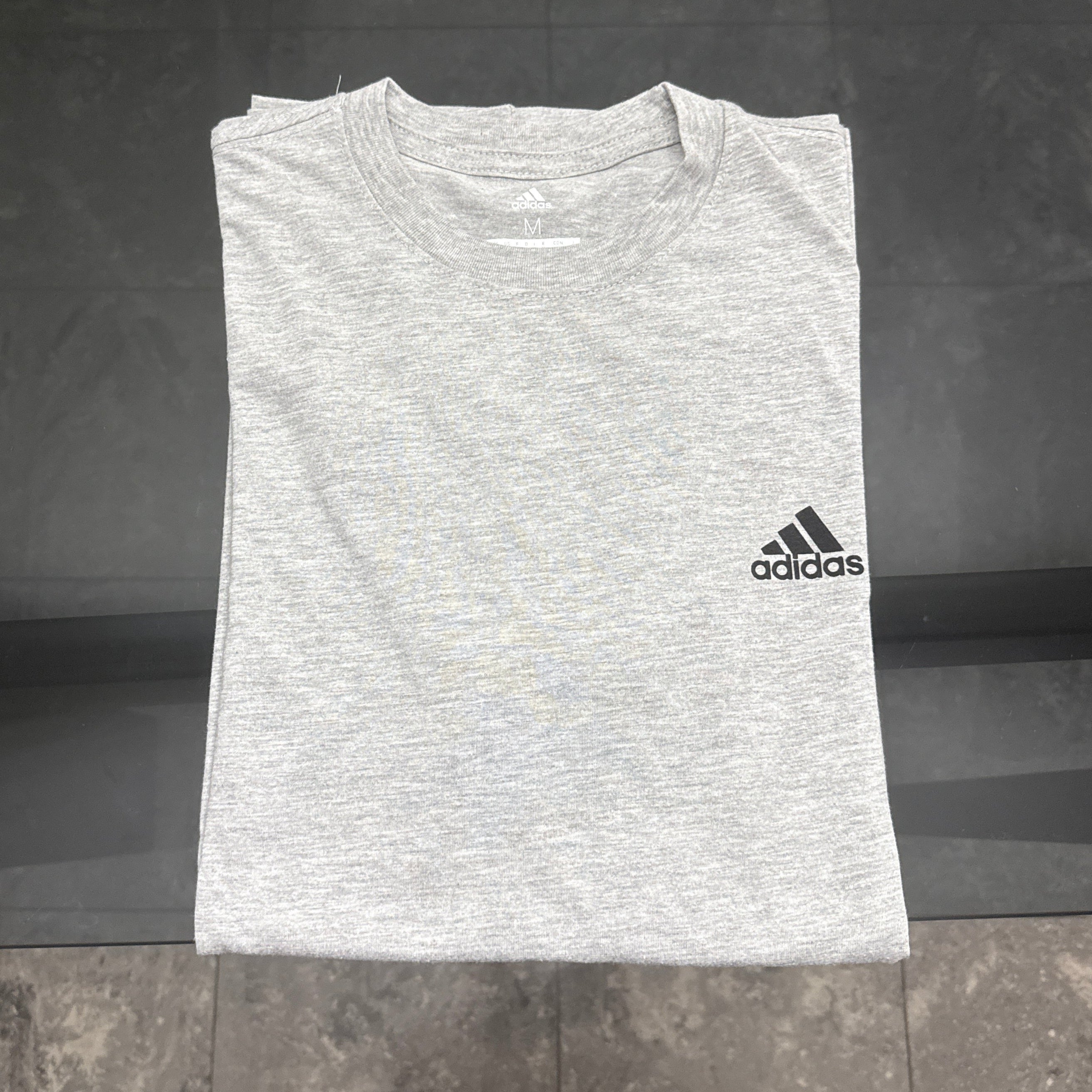 Adidas - Remera Básica Gris Claro Doblada