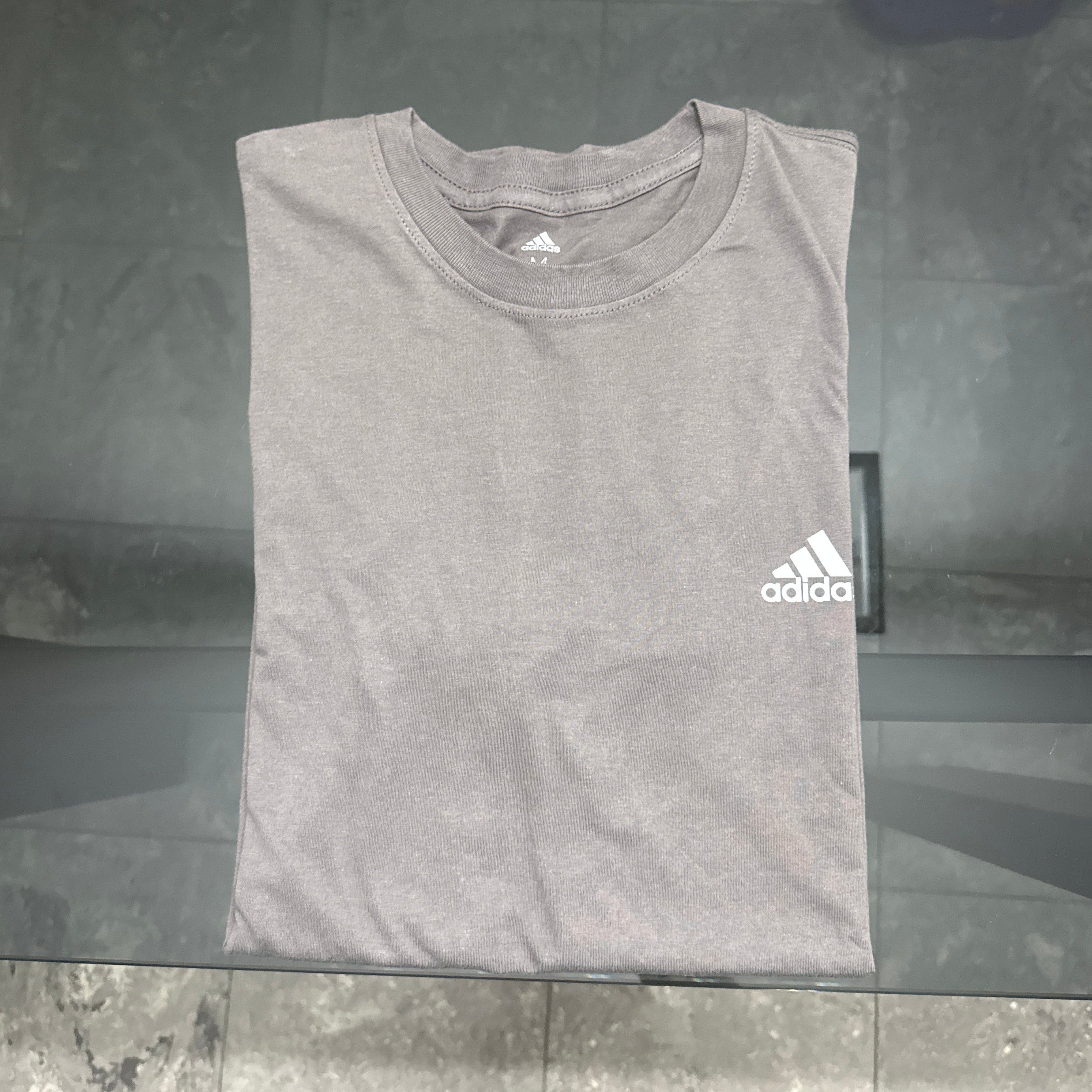 Adidas - Remera Básica Marron Doblada