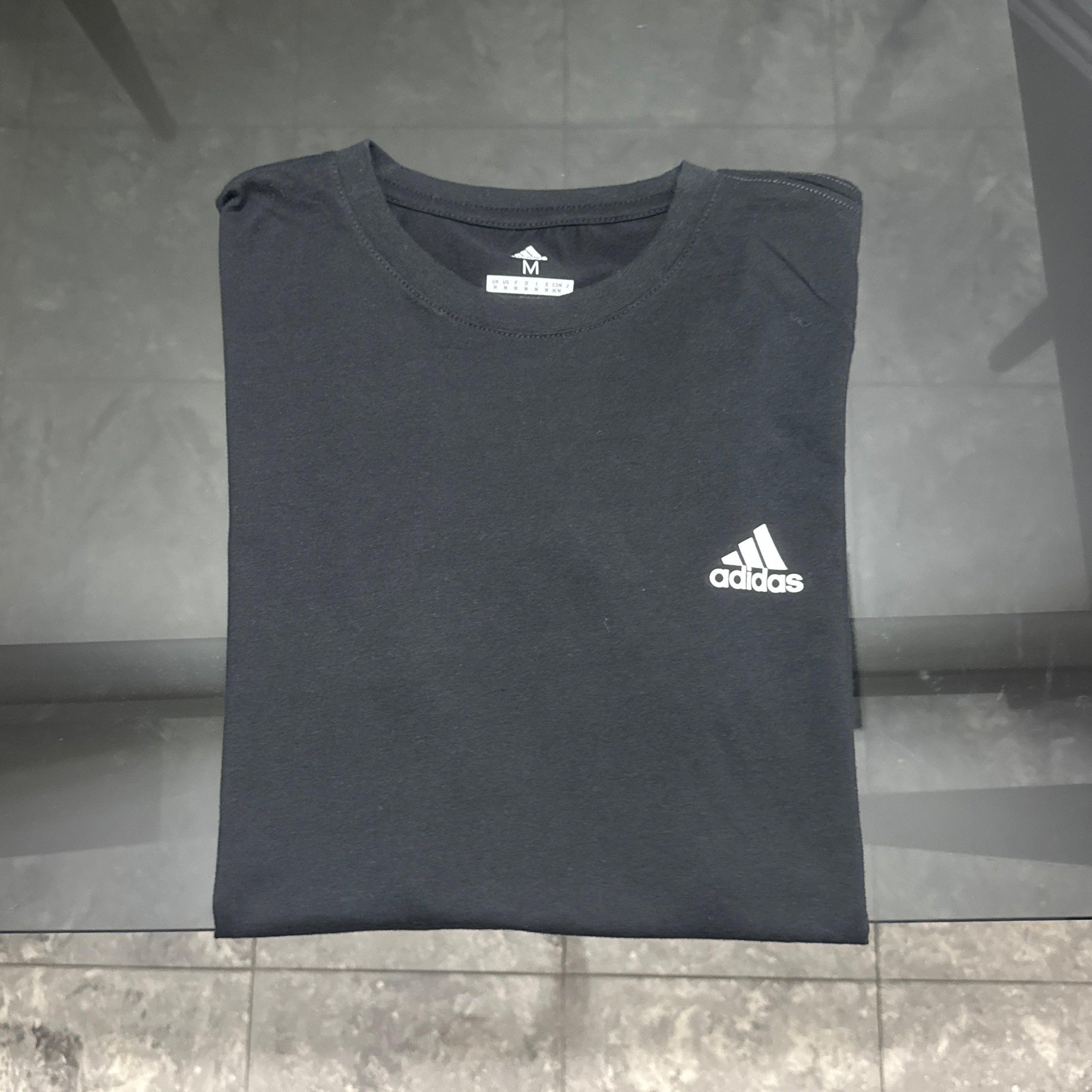 Adidas - Remera Básica Negra Doblada