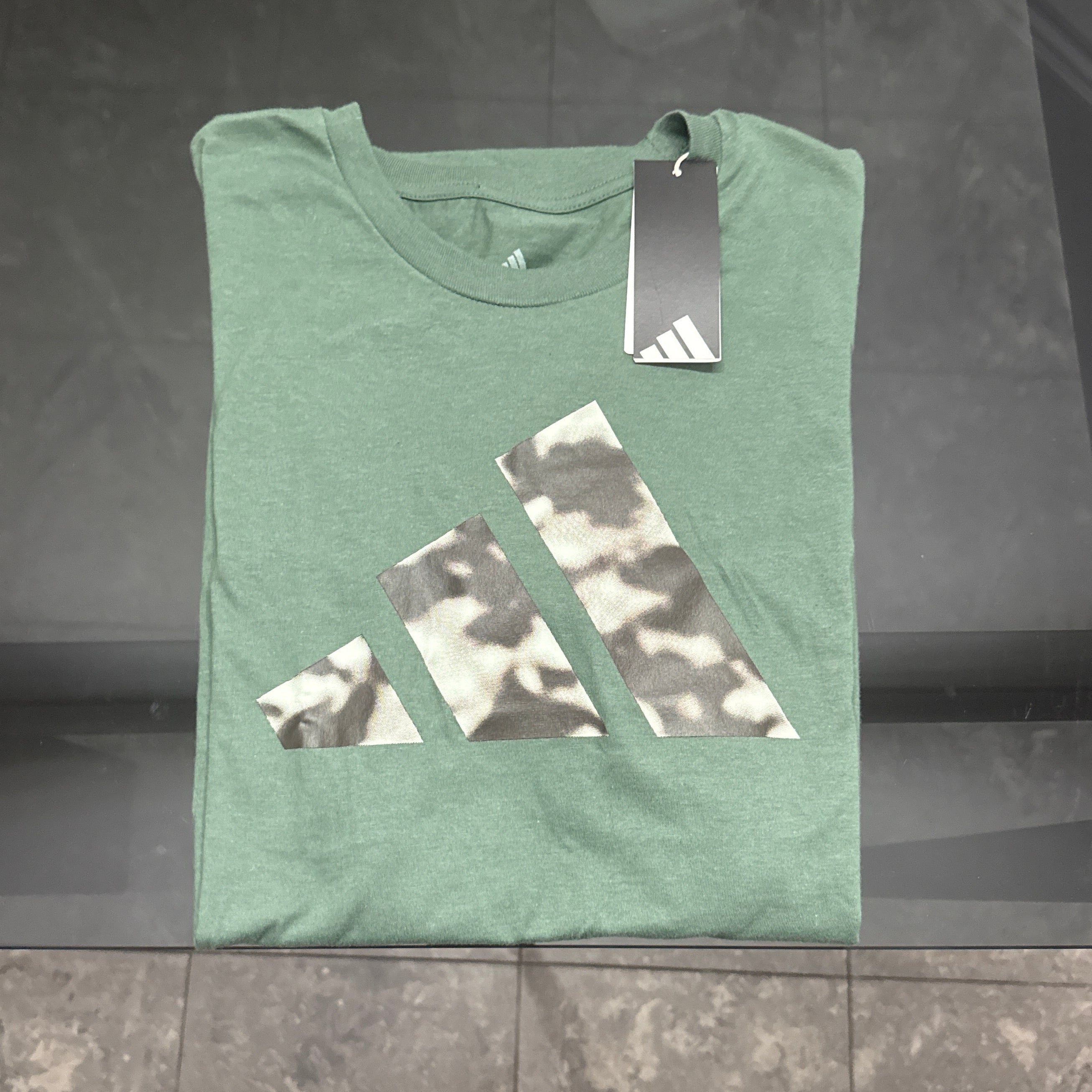 Adidas - Remera Verde Logo Camuflado Doblada
