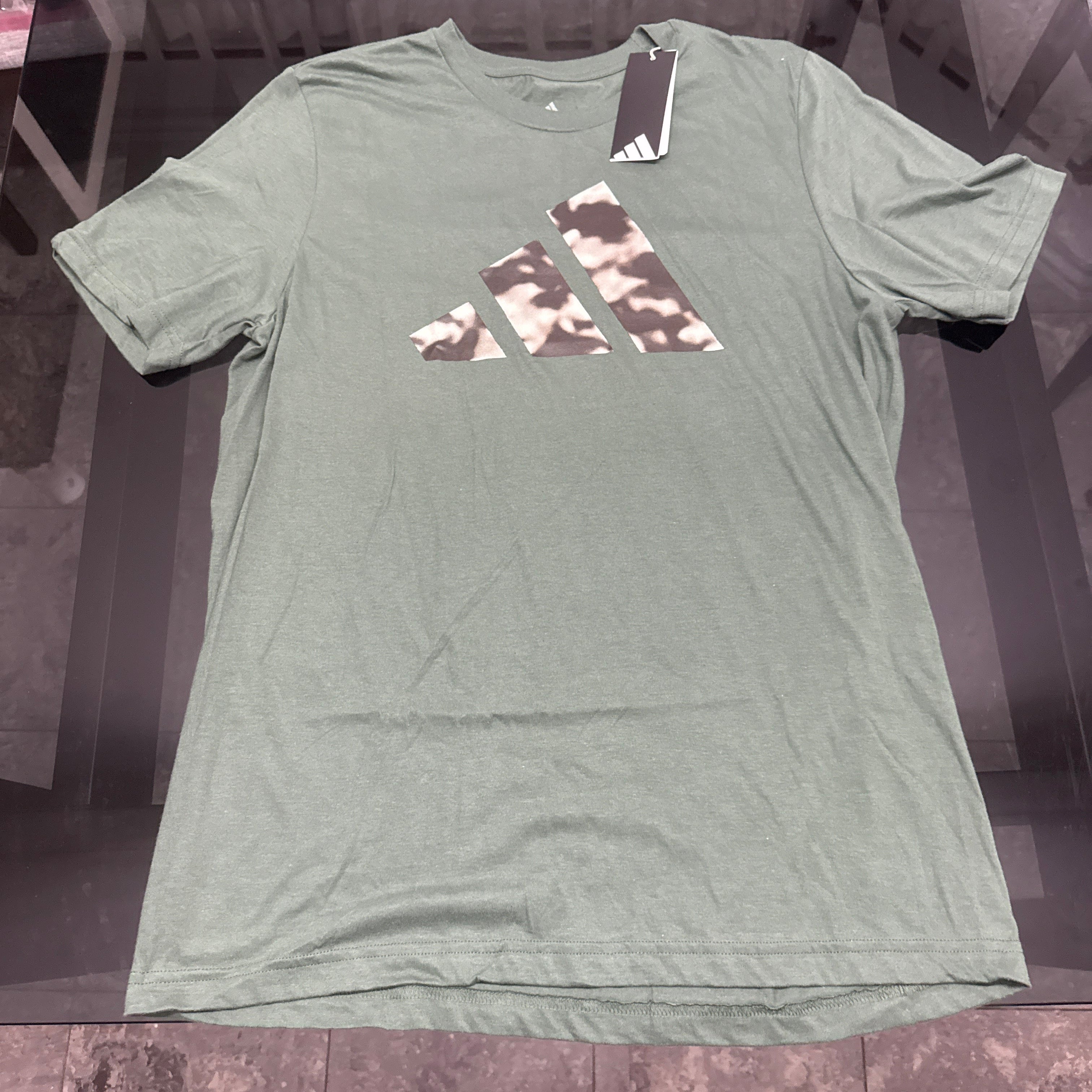 Adidas - Remera Verde Logo Camuflado Frente