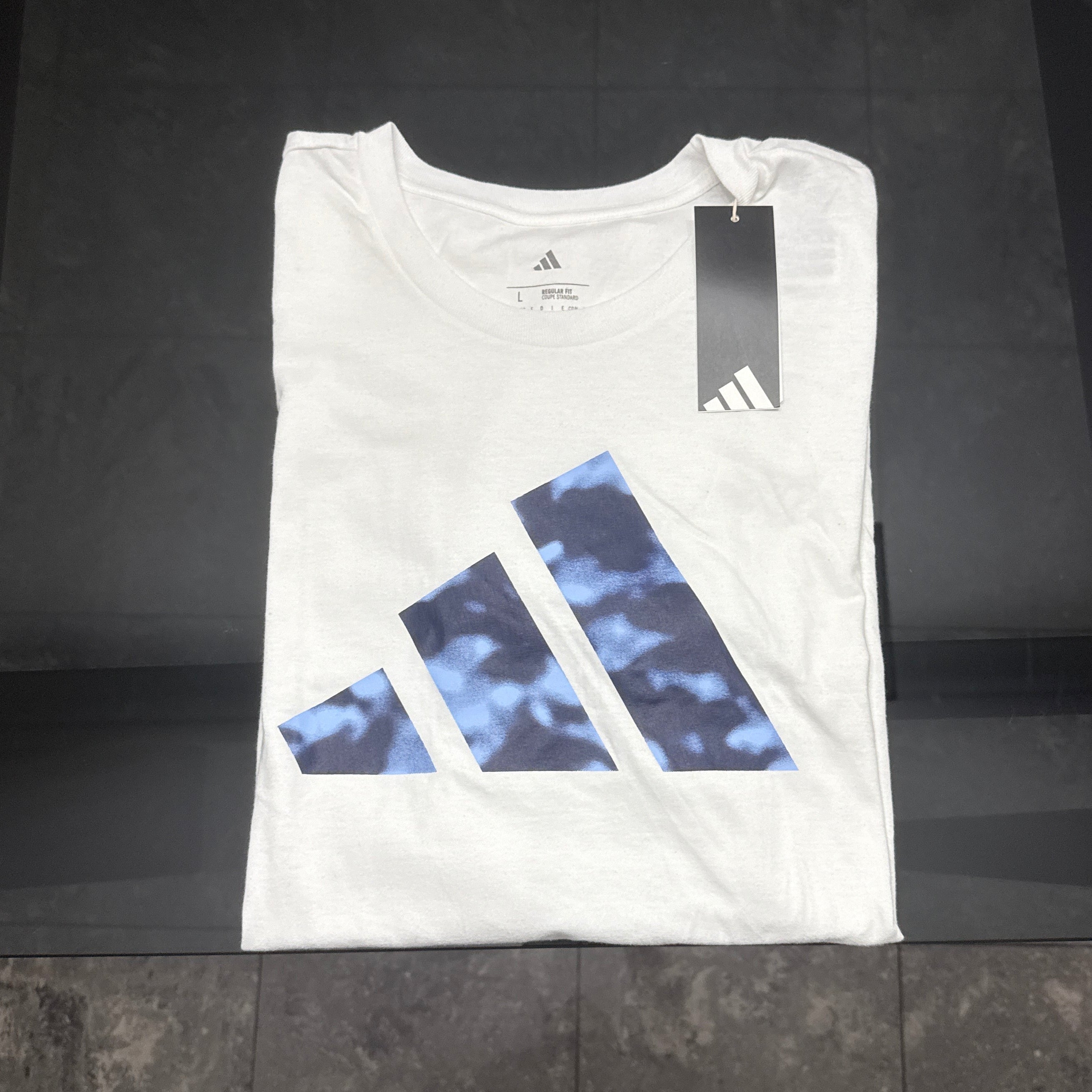 Adidas - Remera con Logo Azul Doblada