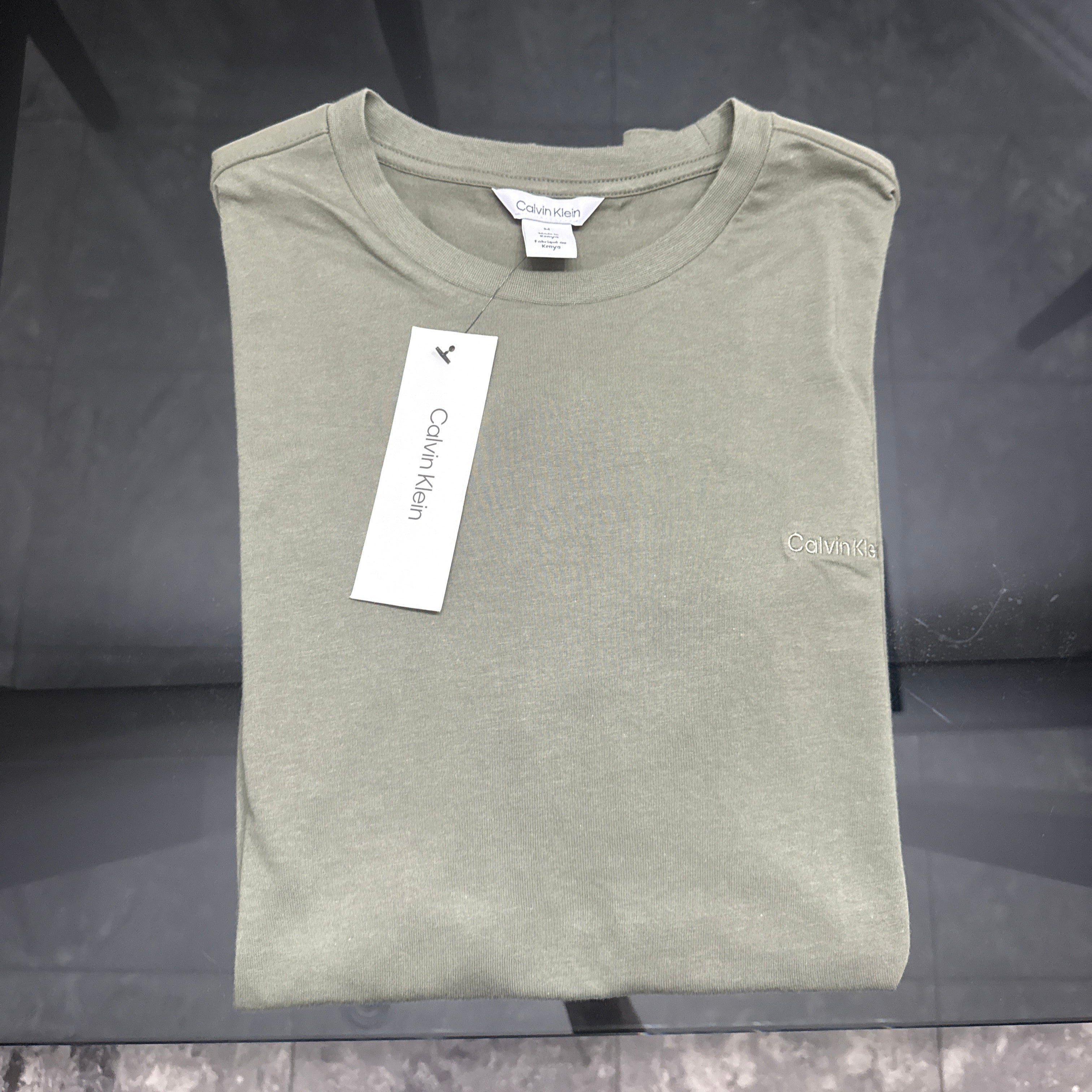 Calvin Klein - Remera Básica Verde Doblada