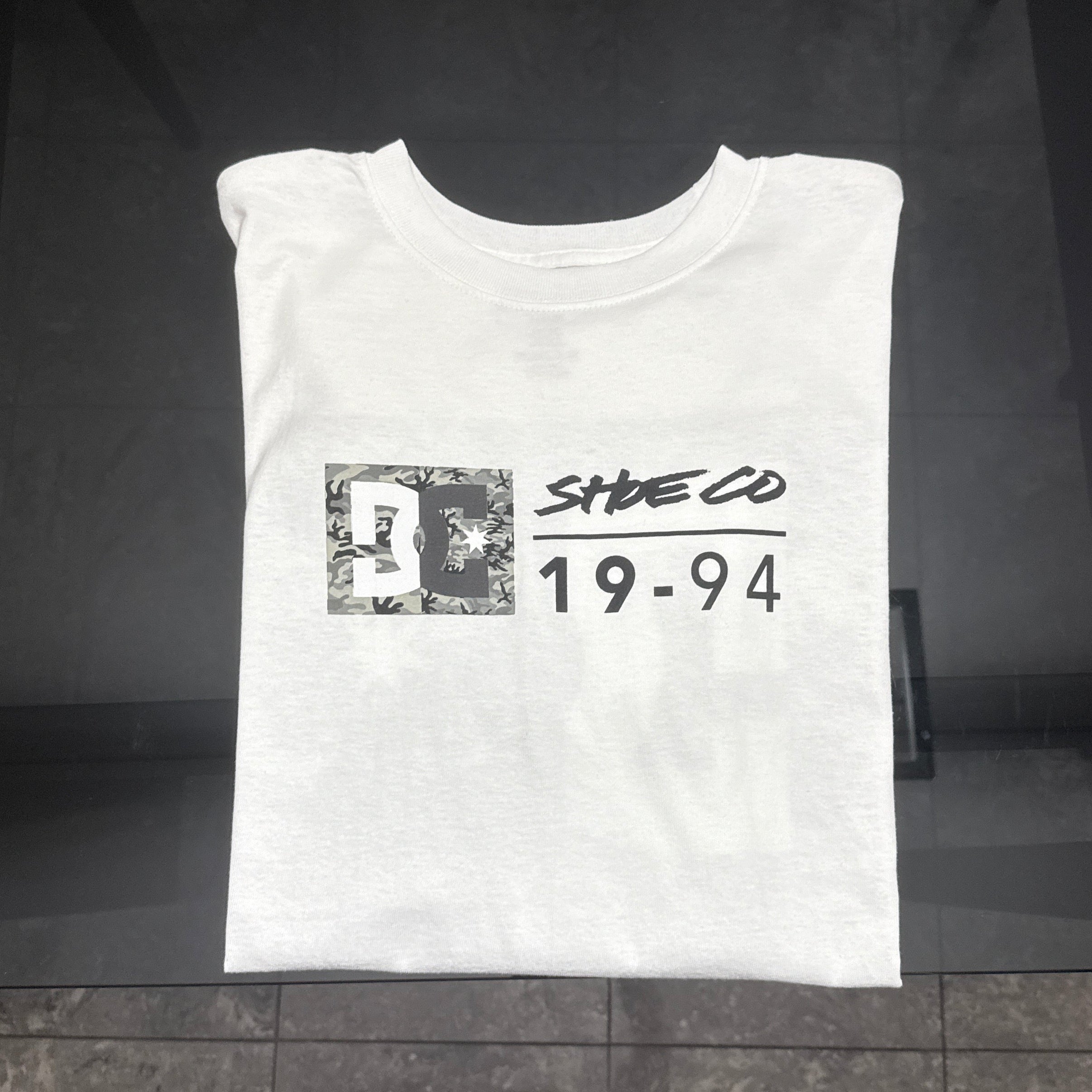 DC - Remera con Diseño Doblada