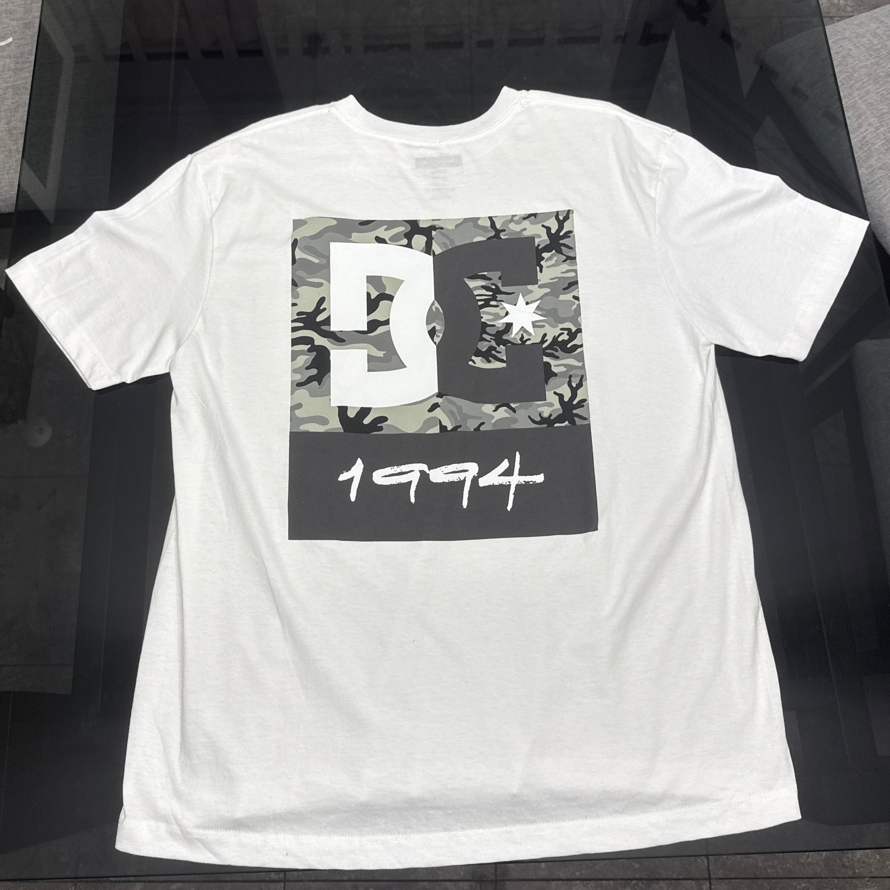 DC - Remera con Diseño Espalda