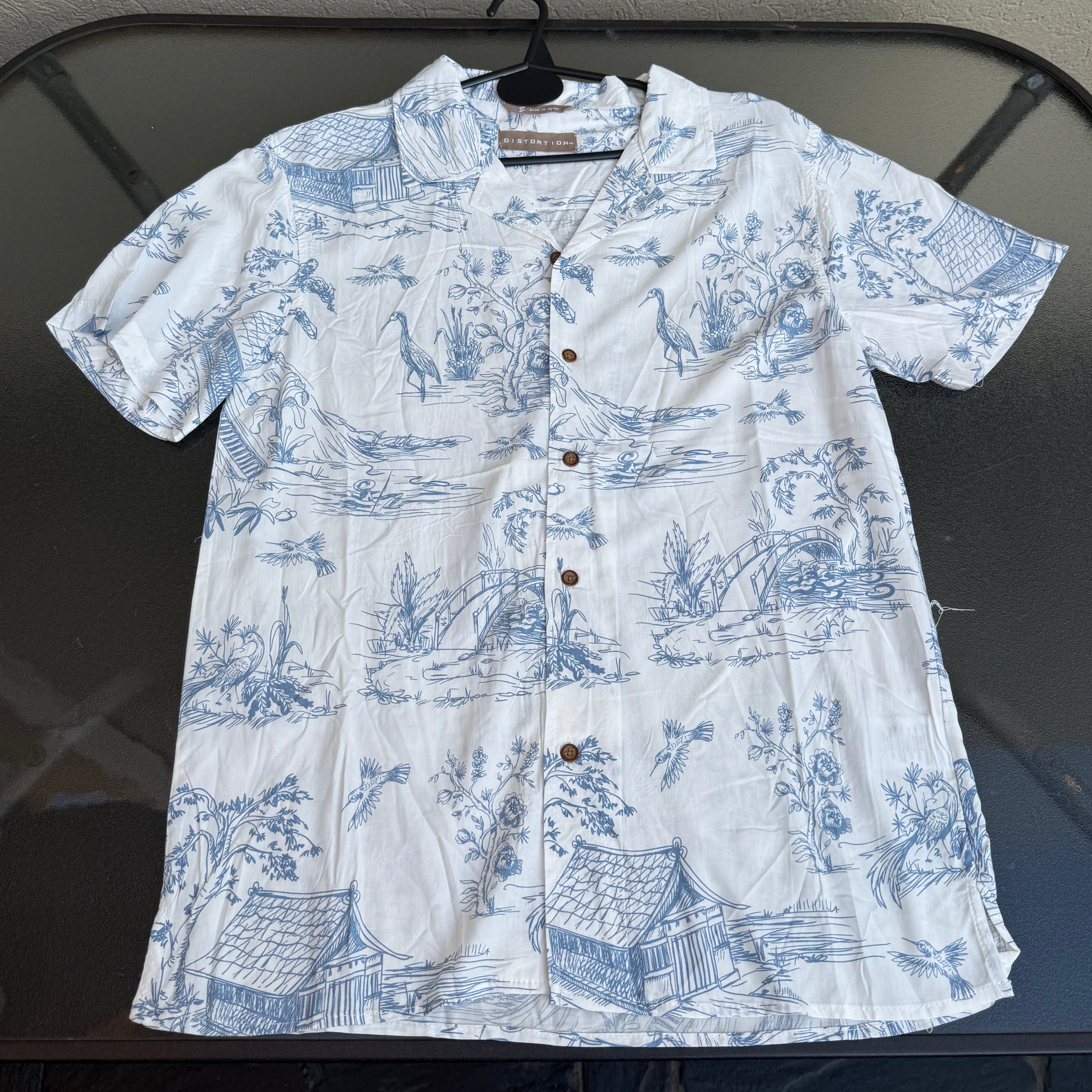 Distortion - Camisa Blanca con Dibujos Doblada