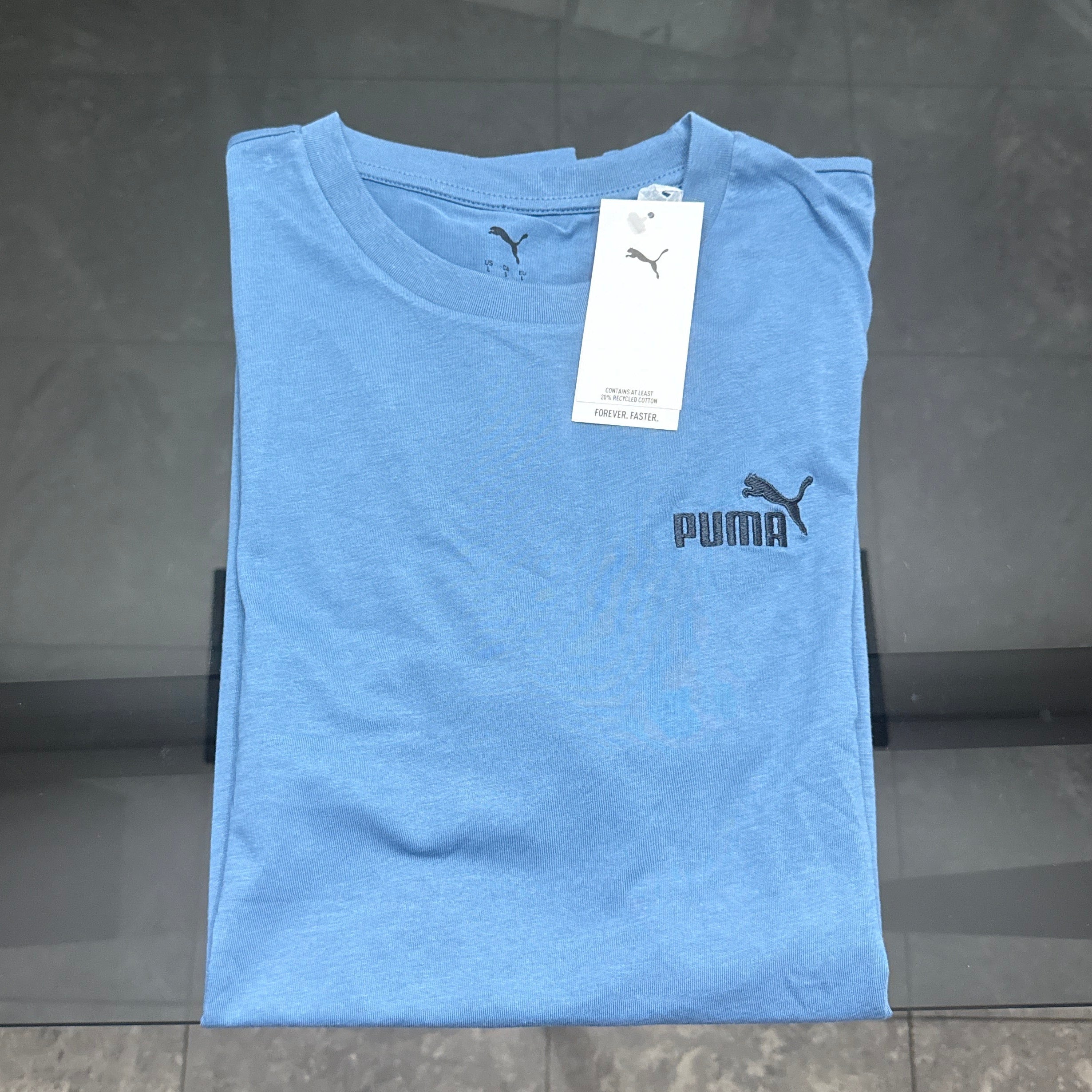 Puma - Remera Básica con Logo  Doblada