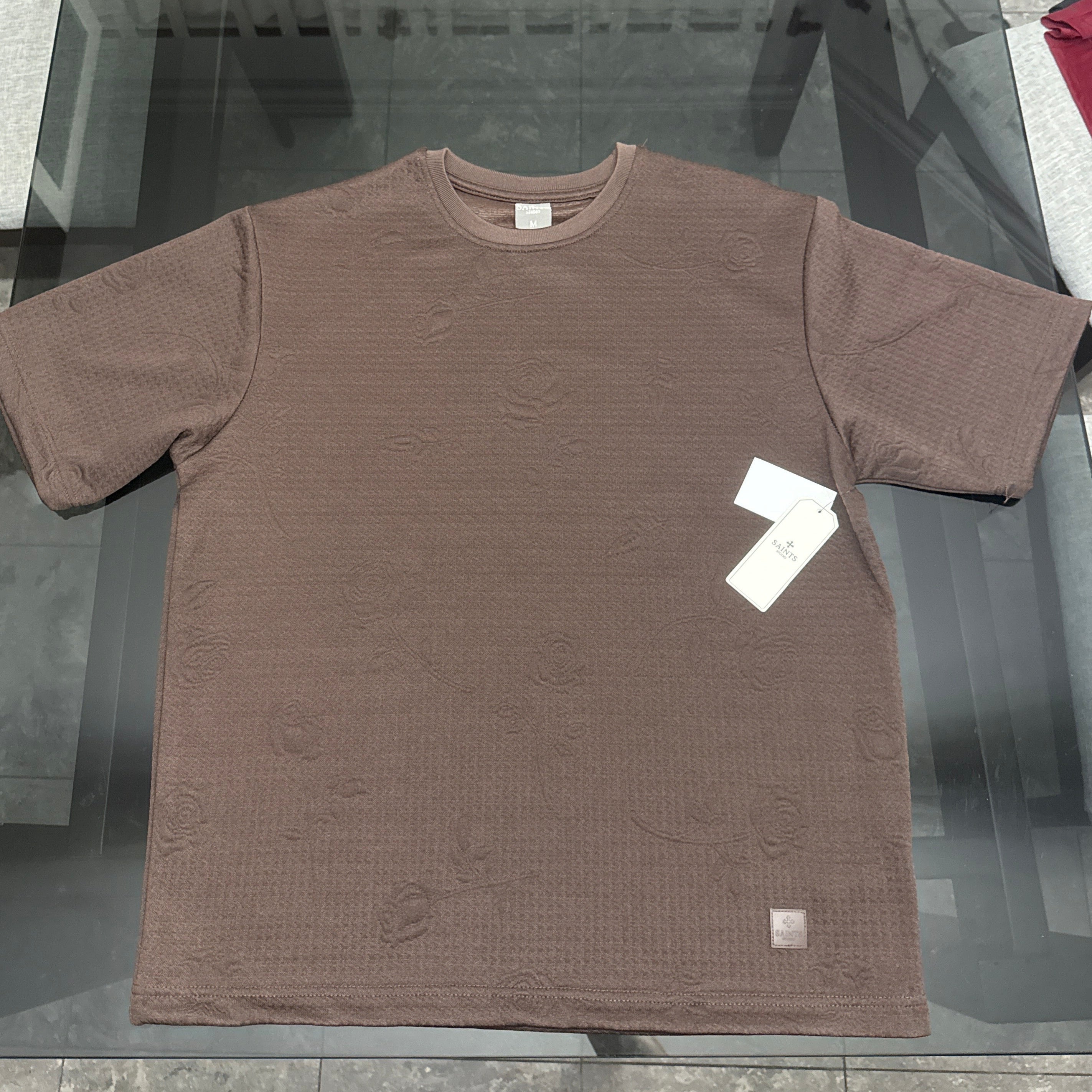 Saints Studio - Remera con Rosas Cosidas Marron Frente