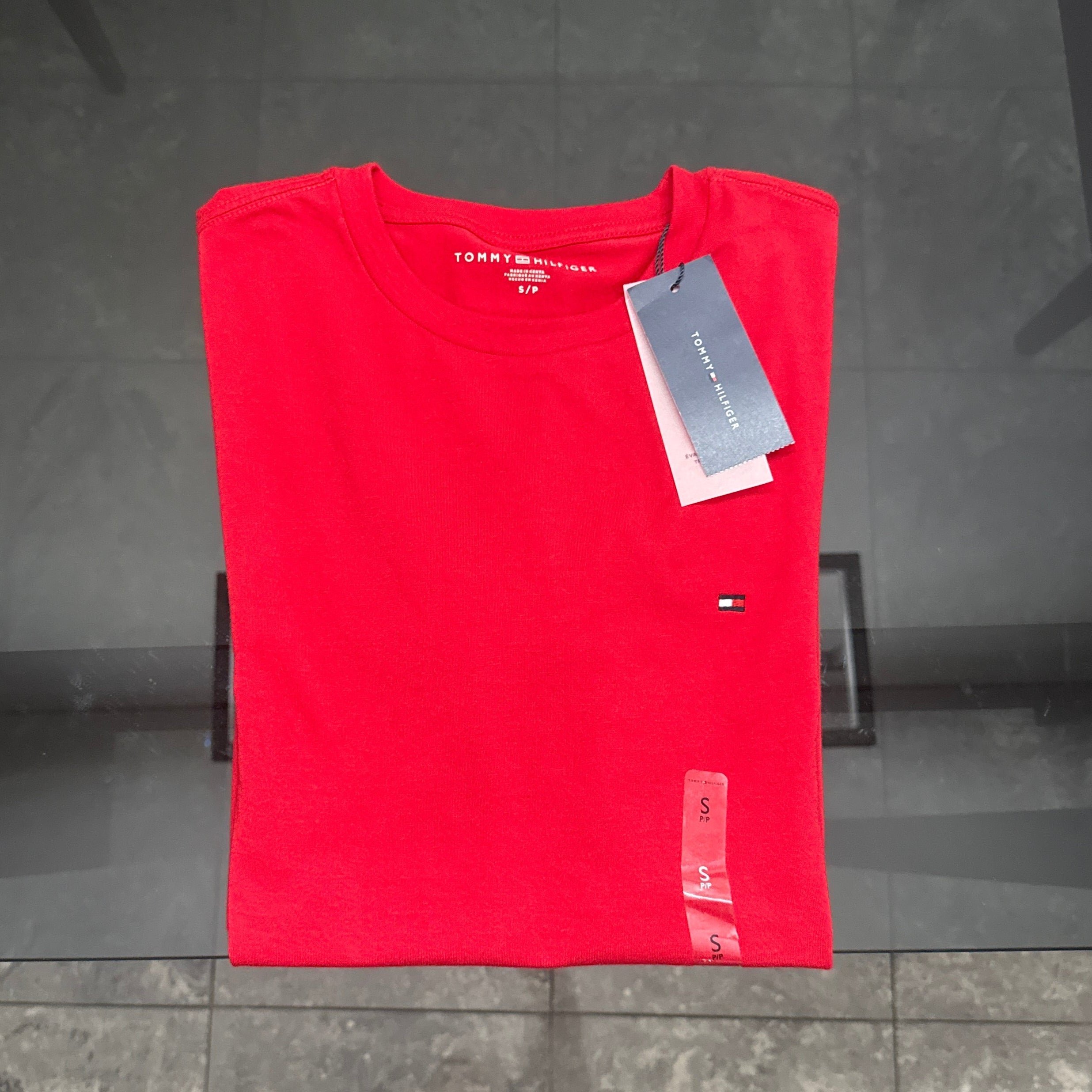 Tommy Hilfiger - Remera Básica Roja Doblada